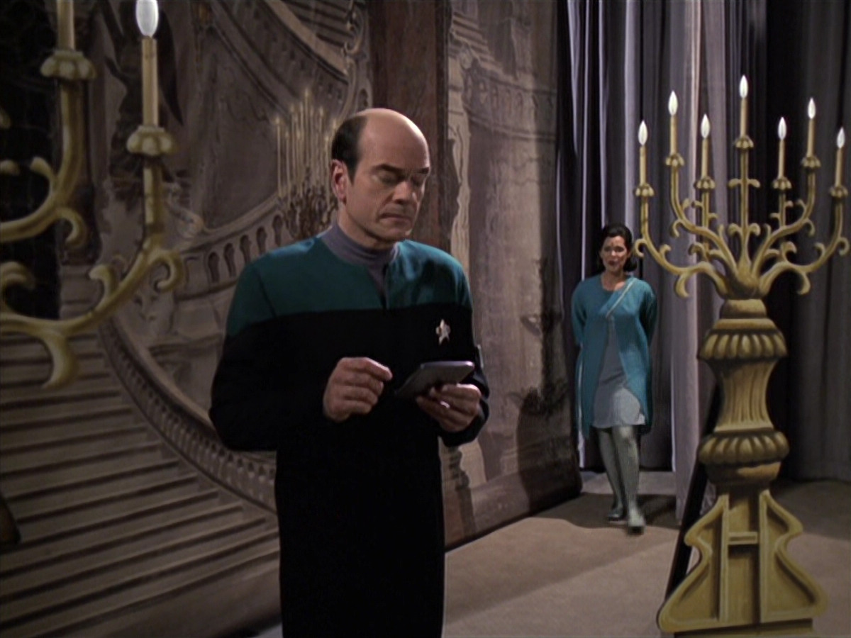 extant_StarTrek_VOY_6x13-Virtuoso_01937.jpg