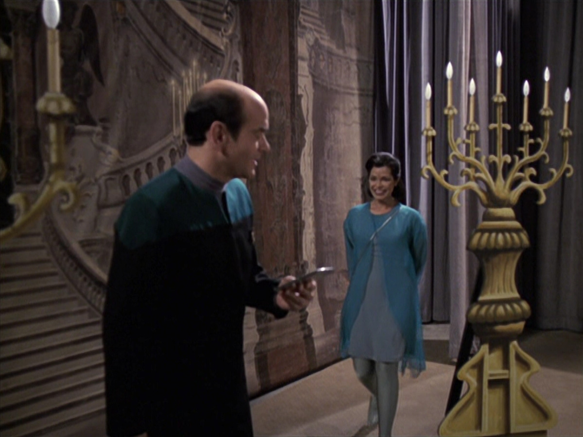 extant_StarTrek_VOY_6x13-Virtuoso_01939.jpg