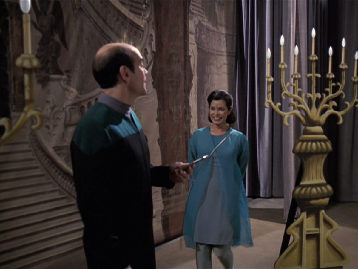 extant_StarTrek_VOY_6x13-Virtuoso_01940.jpg