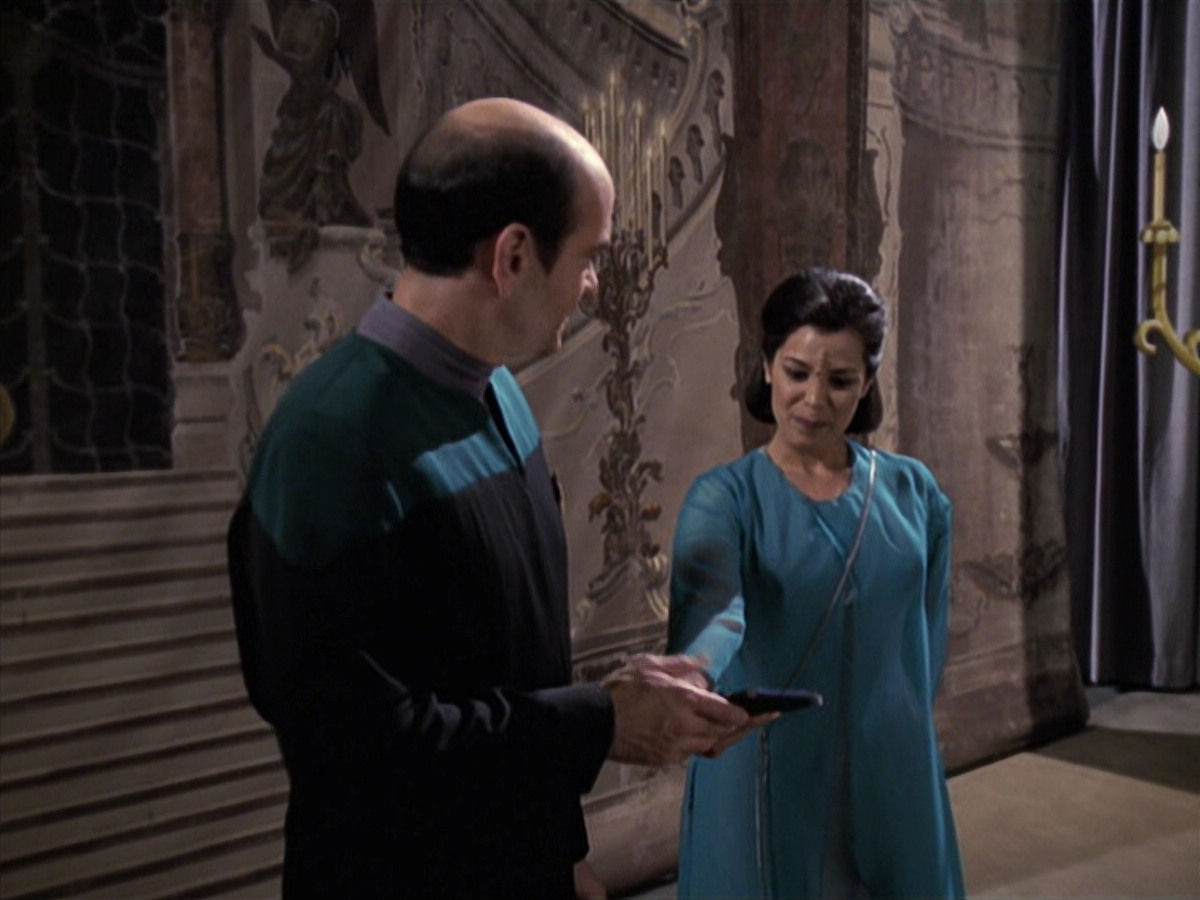 extant_StarTrek_VOY_6x13-Virtuoso_01947.jpg
