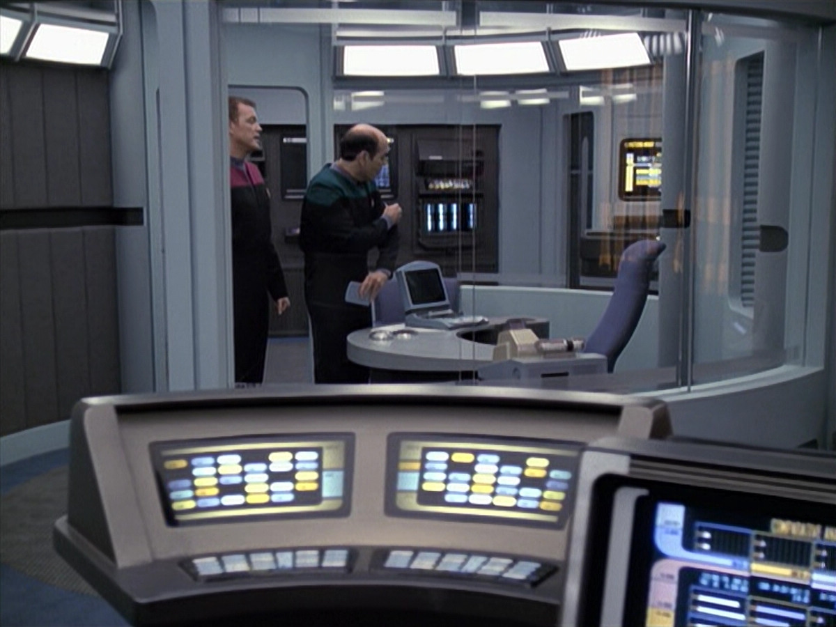 extant_StarTrek_VOY_6x13-Virtuoso_02422.jpg