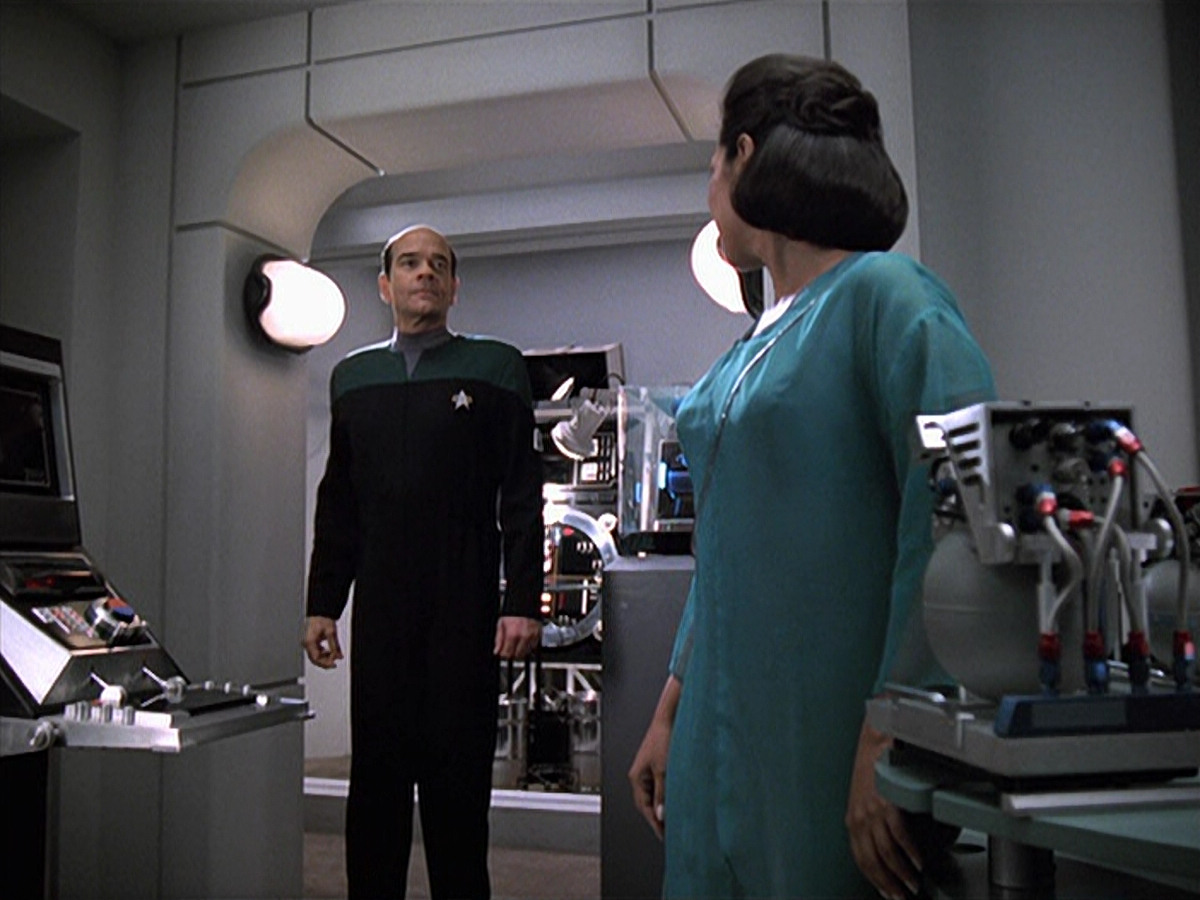 extant_StarTrek_VOY_6x13-Virtuoso_02726.jpg