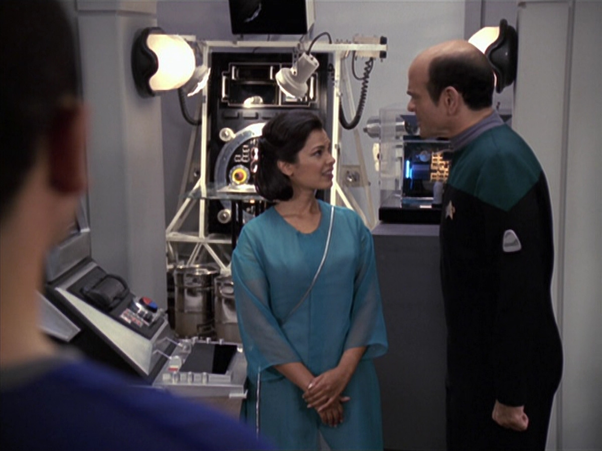extant_StarTrek_VOY_6x13-Virtuoso_02818.jpg