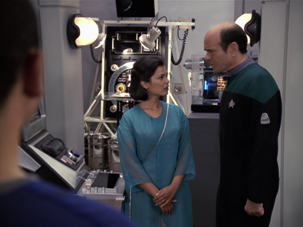 extant_StarTrek_VOY_6x13-Virtuoso_02820.jpg