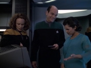 extant_StarTrek_VOY_6x13-Virtuoso_01164.jpg