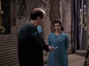 extant_StarTrek_VOY_6x13-Virtuoso_01945.jpg