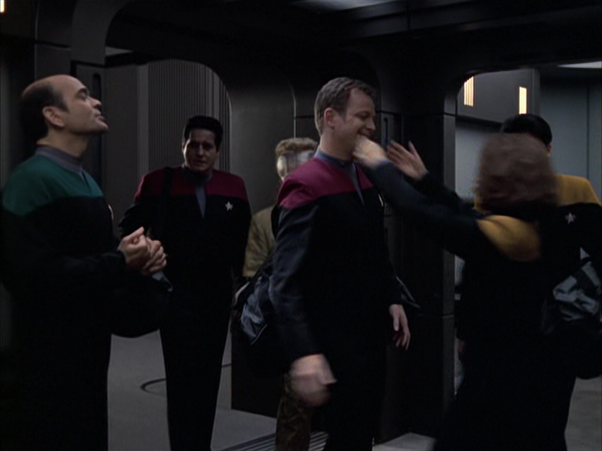 extant_StarTrek_VOY_6x14-Memorial_00117.jpg
