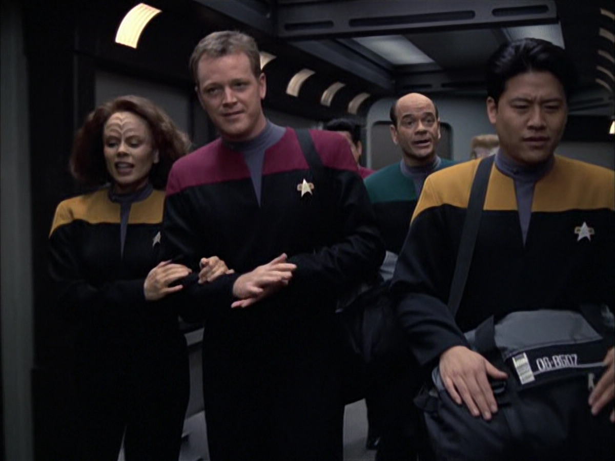 extant_StarTrek_VOY_6x14-Memorial_00136.jpg