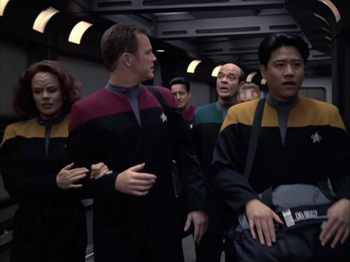 extant_StarTrek_VOY_6x14-Memorial_00139.jpg