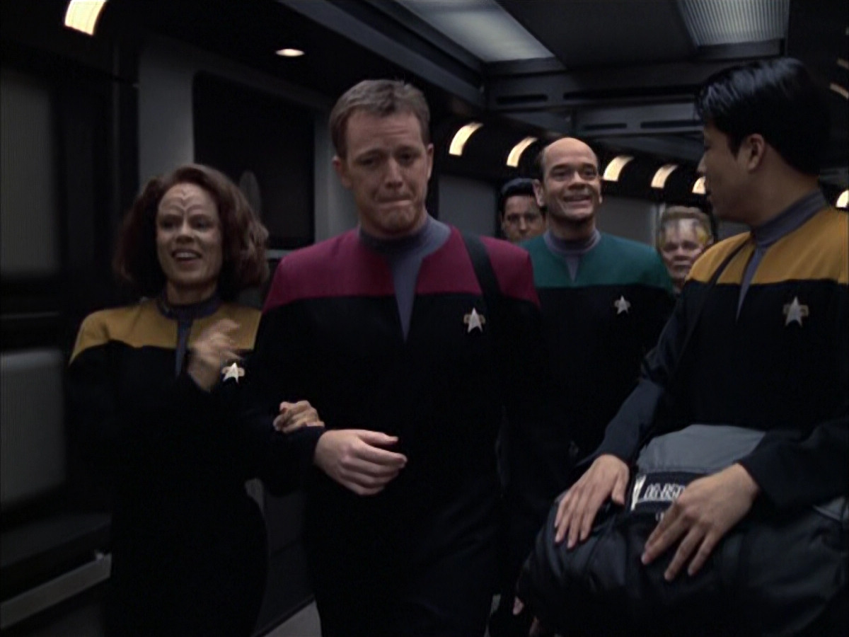 extant_StarTrek_VOY_6x14-Memorial_00146.jpg
