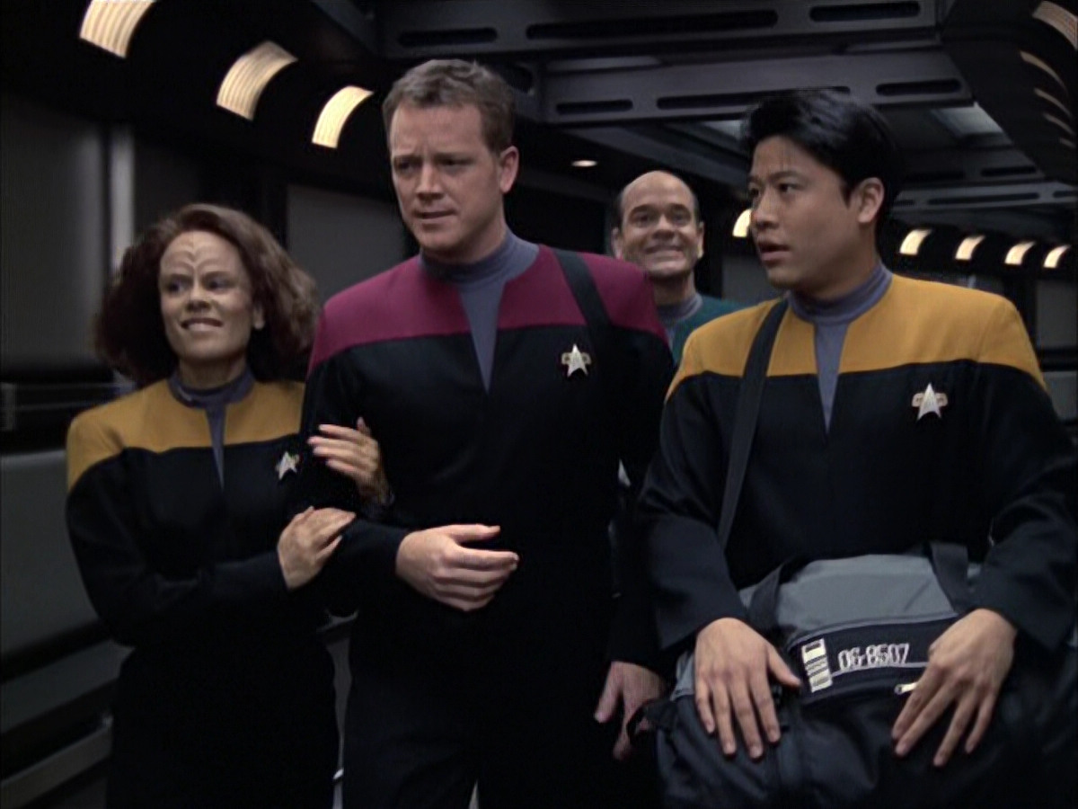 extant_StarTrek_VOY_6x14-Memorial_00148.jpg