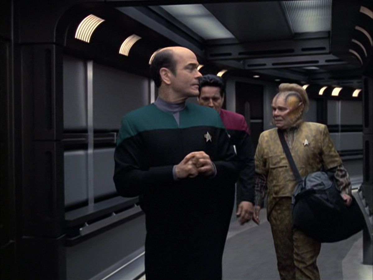 extant_StarTrek_VOY_6x14-Memorial_00151.jpg
