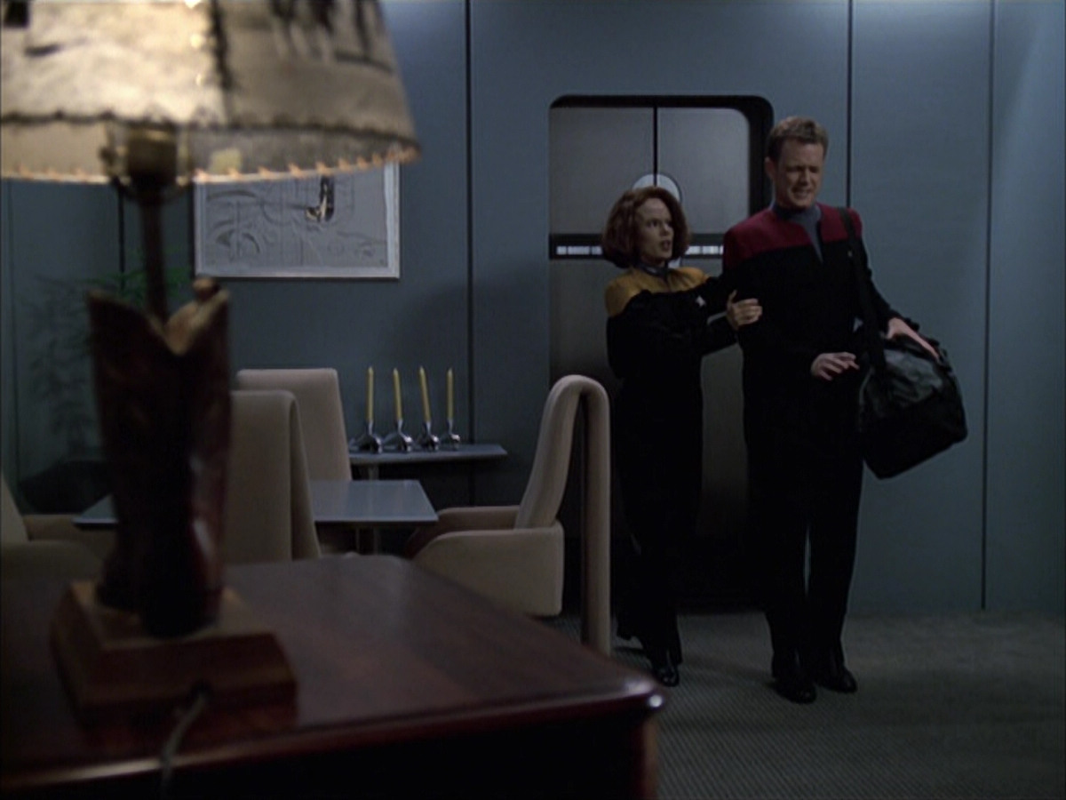 extant_StarTrek_VOY_6x14-Memorial_00180.jpg