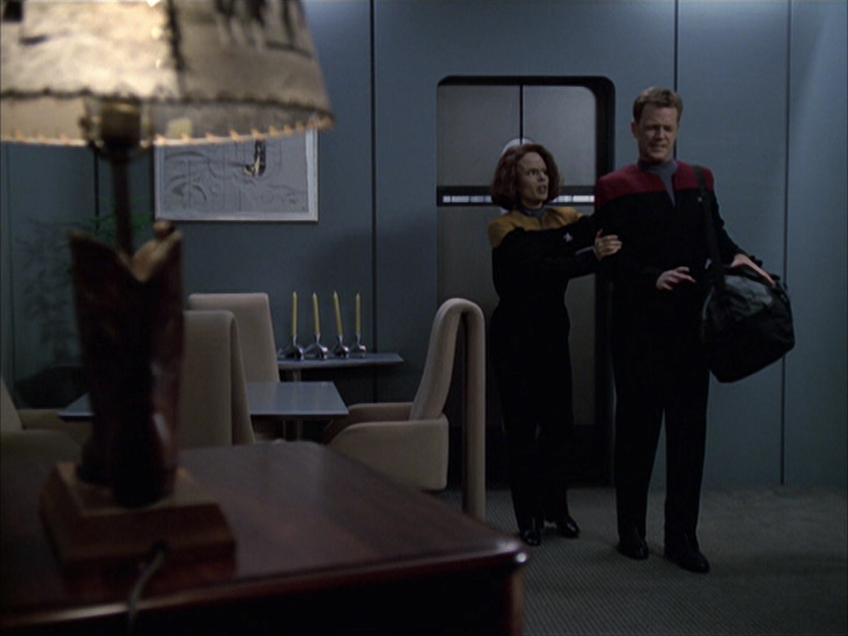 extant_StarTrek_VOY_6x14-Memorial_00181.jpg