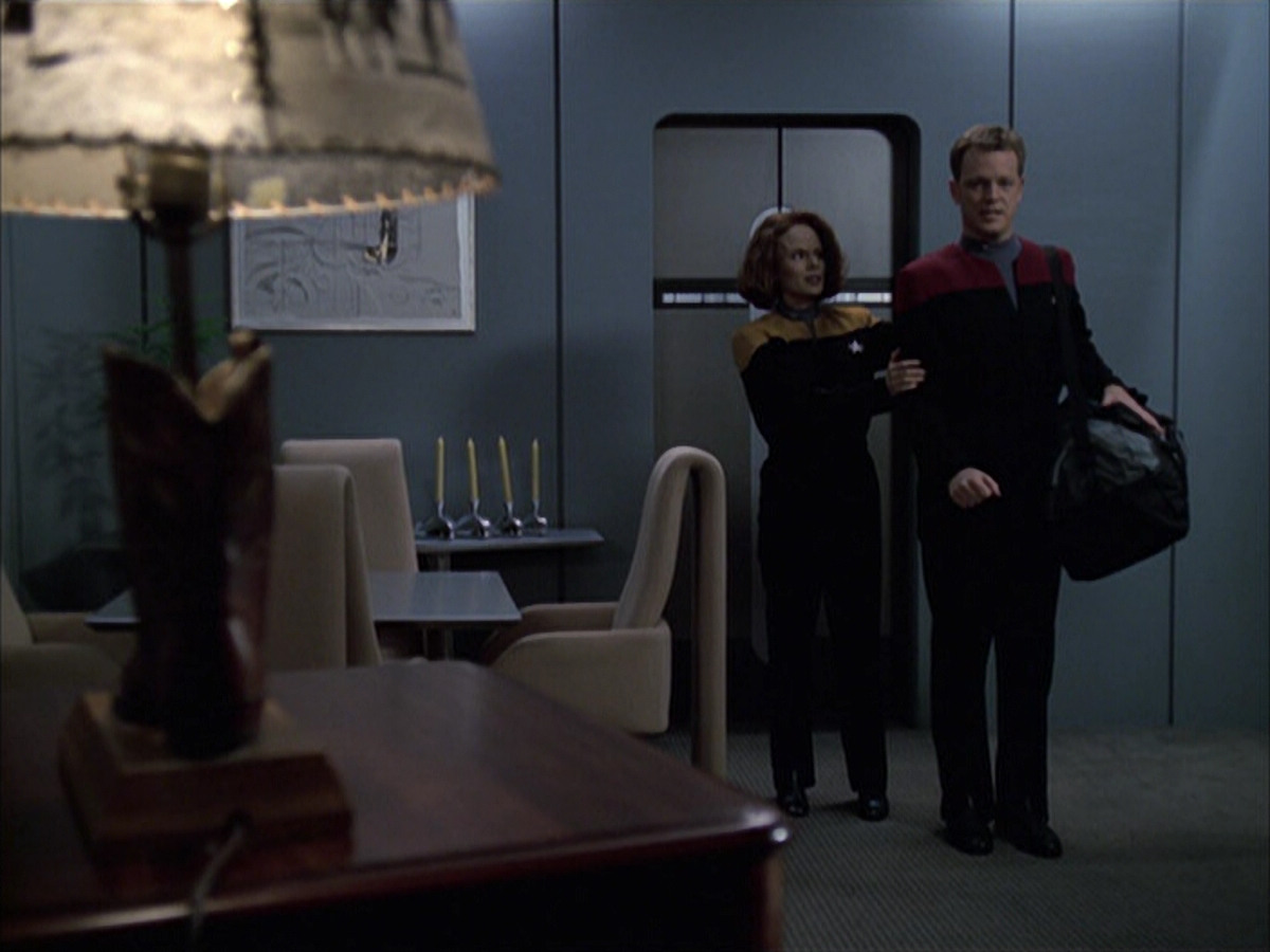 extant_StarTrek_VOY_6x14-Memorial_00184.jpg