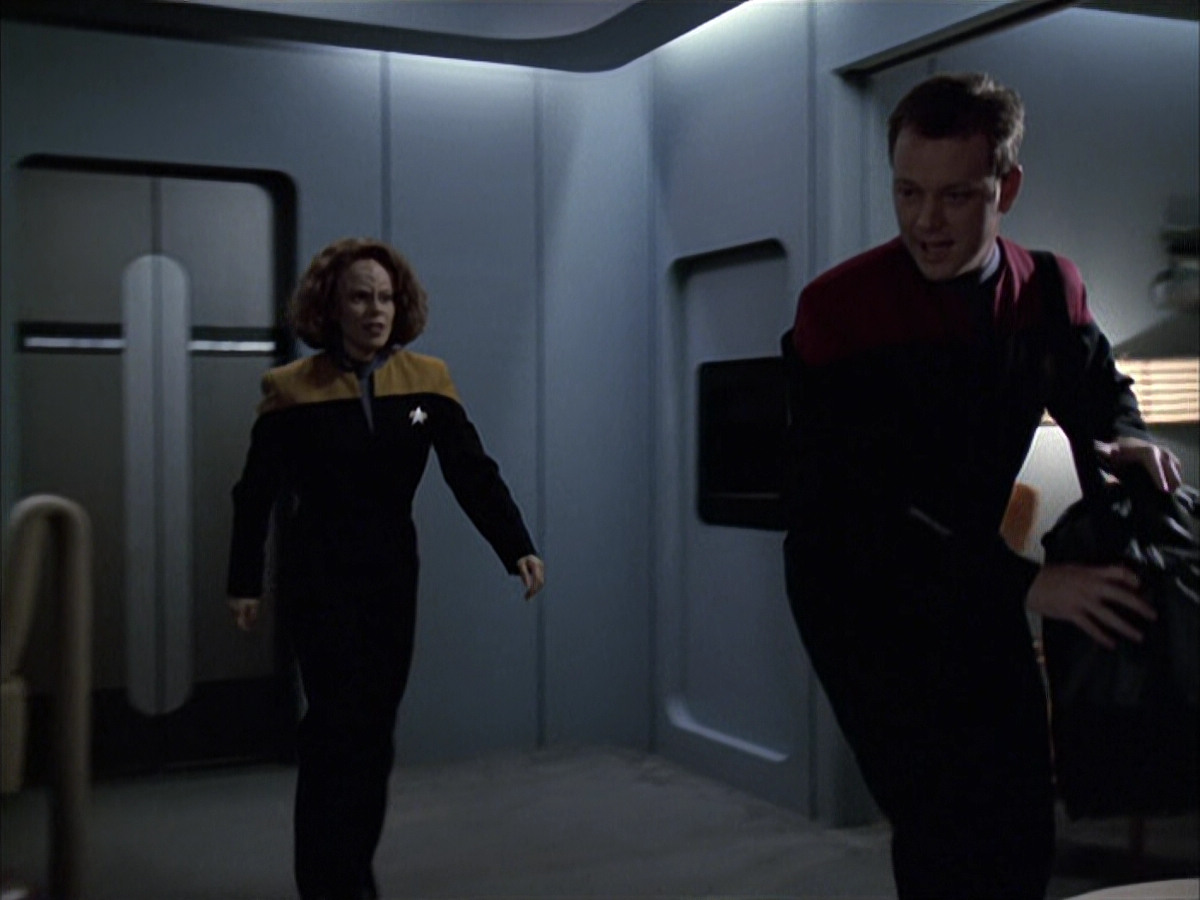extant_StarTrek_VOY_6x14-Memorial_00190.jpg