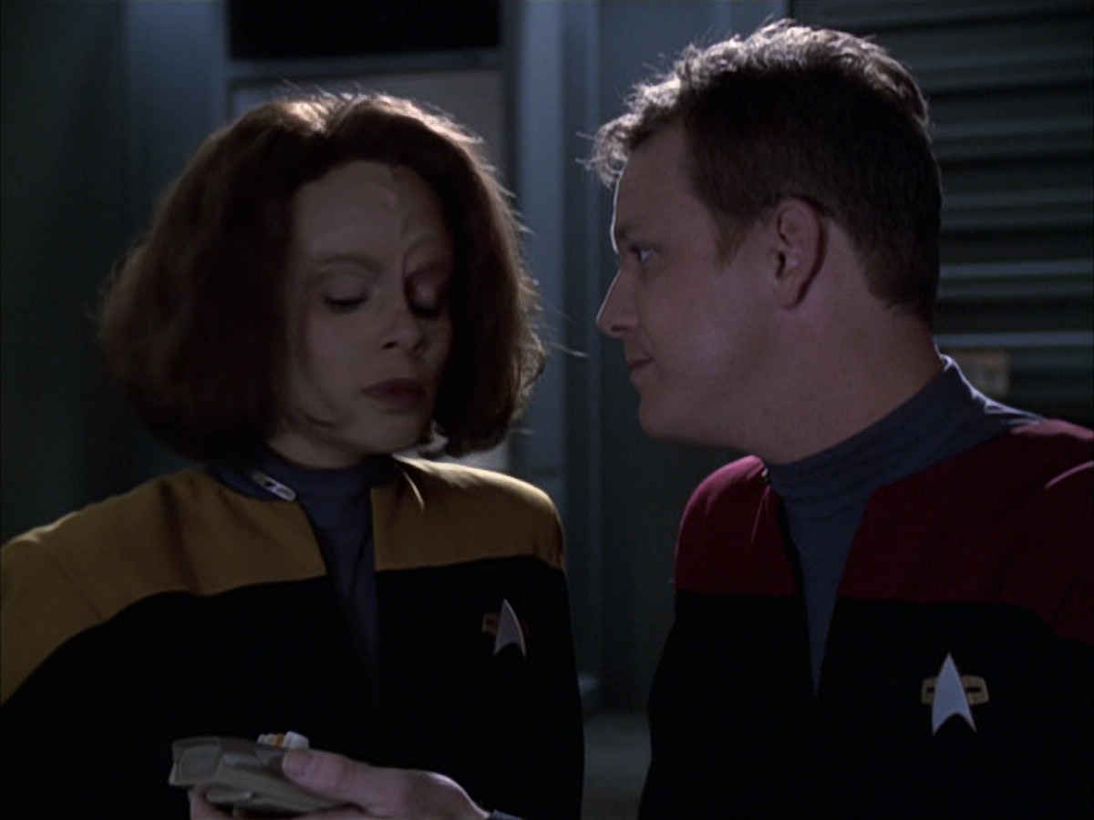 extant_StarTrek_VOY_6x14-Memorial_00209.jpg