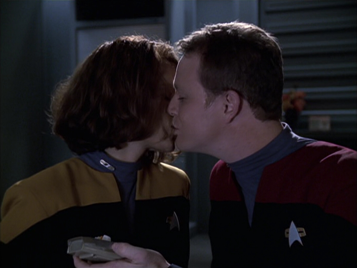 extant_StarTrek_VOY_6x14-Memorial_00214.jpg