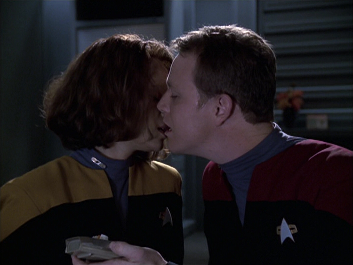 extant_StarTrek_VOY_6x14-Memorial_00215.jpg