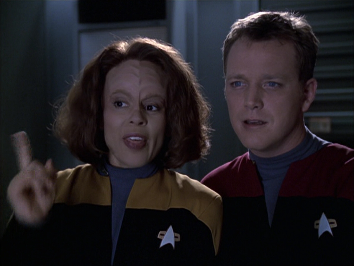 extant_StarTrek_VOY_6x14-Memorial_00233.jpg