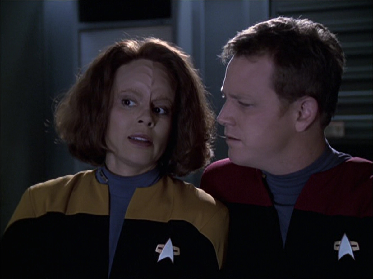 extant_StarTrek_VOY_6x14-Memorial_00241.jpg