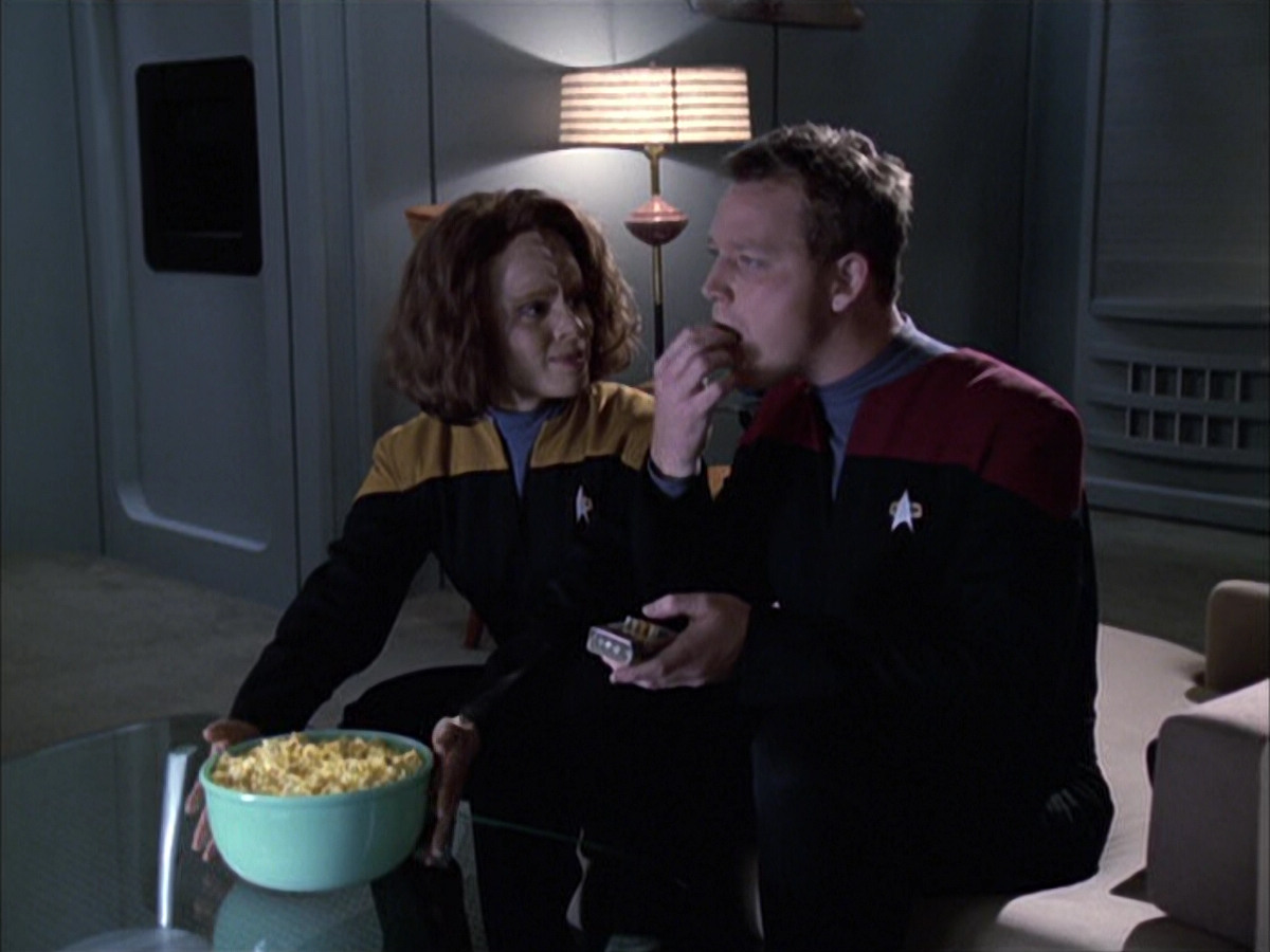 extant_StarTrek_VOY_6x14-Memorial_00253.jpg