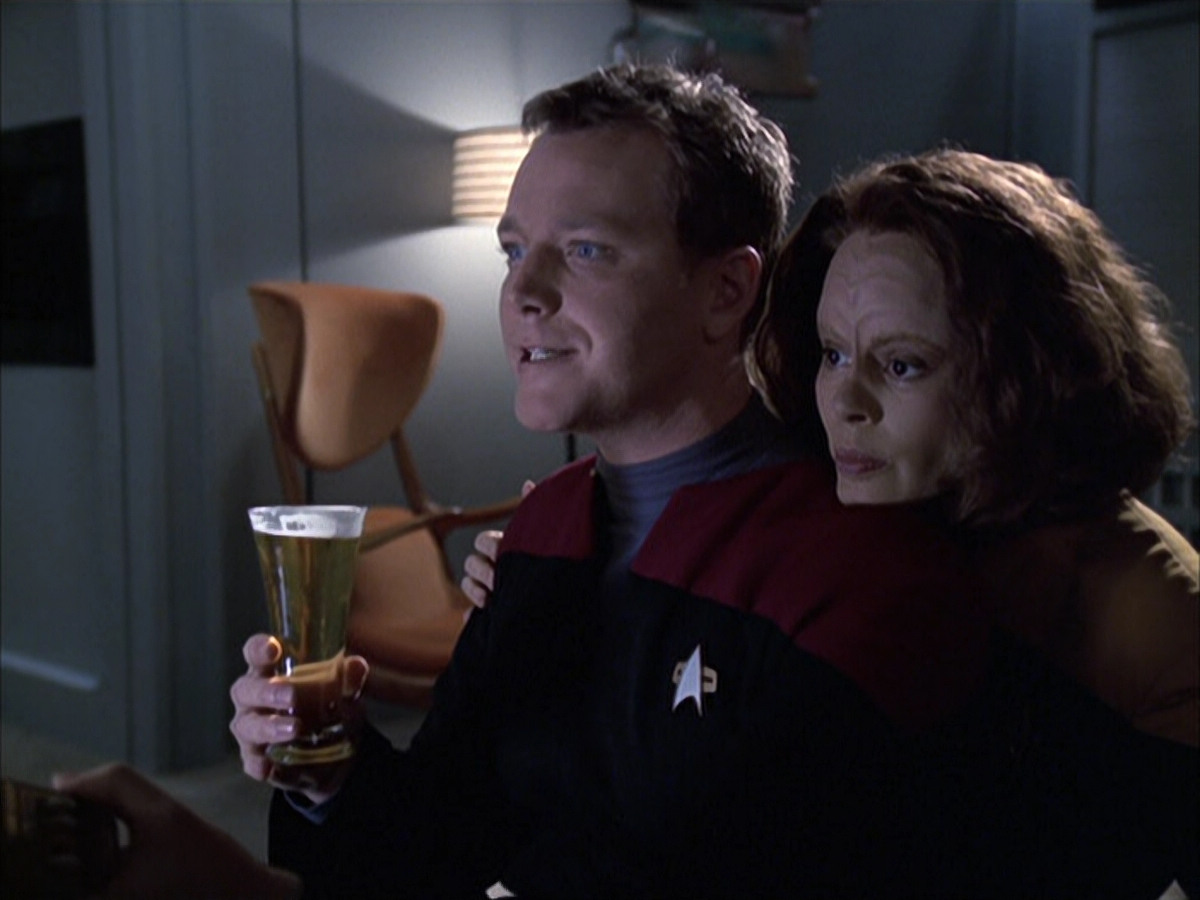 extant_StarTrek_VOY_6x14-Memorial_00298.jpg