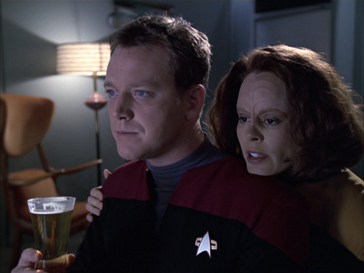 extant_StarTrek_VOY_6x14-Memorial_00313.jpg