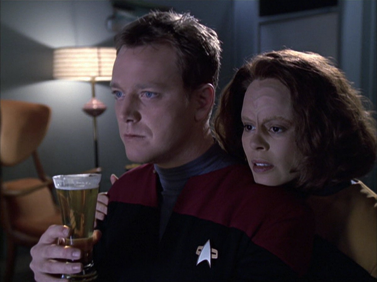 extant_StarTrek_VOY_6x14-Memorial_00323.jpg