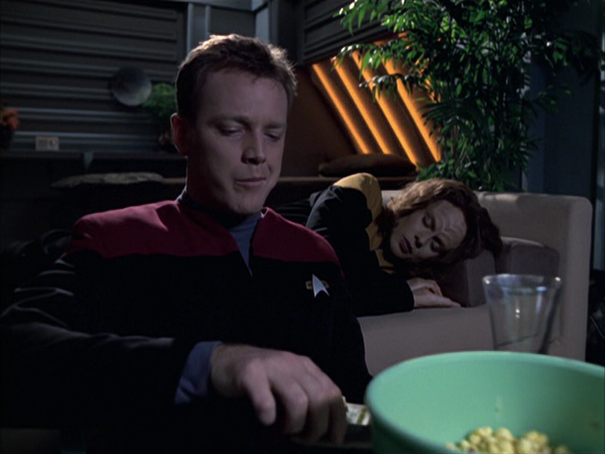 extant_StarTrek_VOY_6x14-Memorial_00364.jpg