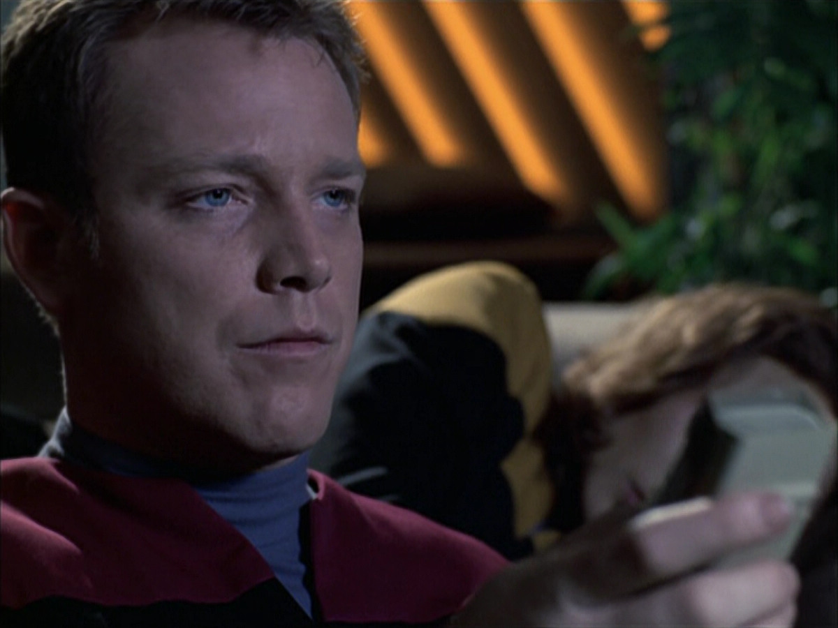 extant_StarTrek_VOY_6x14-Memorial_00371.jpg
