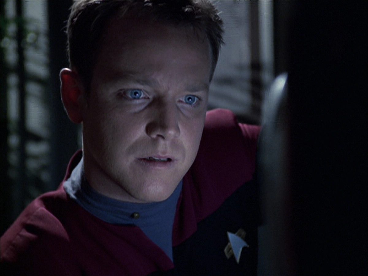 extant_StarTrek_VOY_6x14-Memorial_00397.jpg