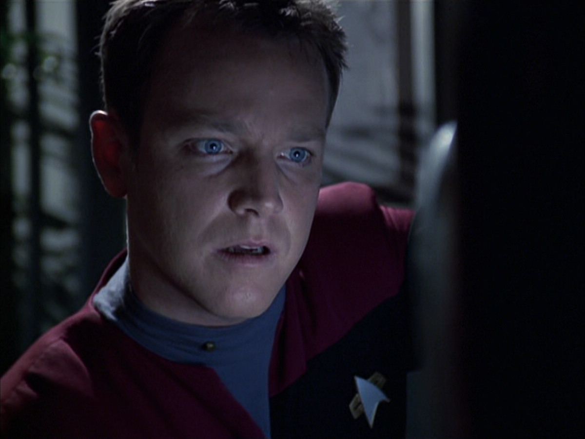 extant_StarTrek_VOY_6x14-Memorial_00398.jpg