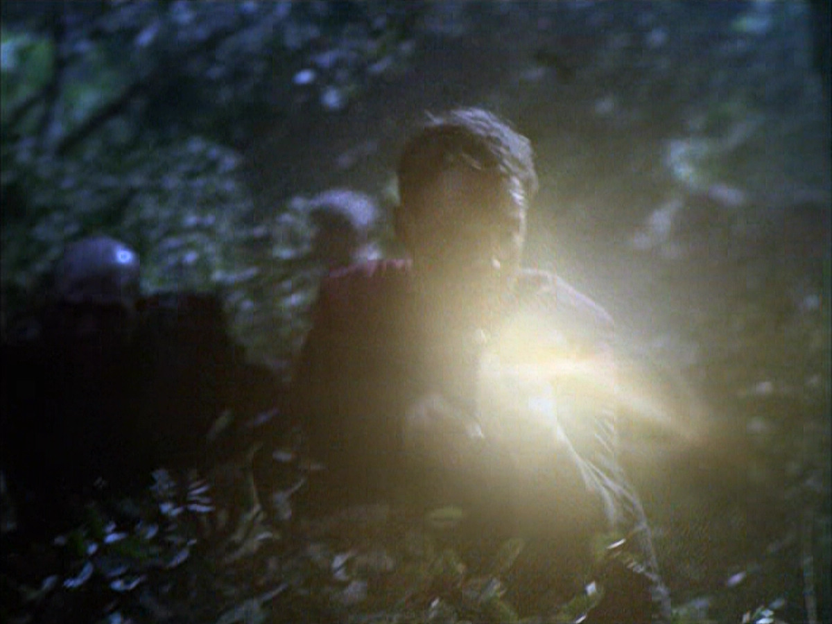 extant_StarTrek_VOY_6x14-Memorial_00605.jpg