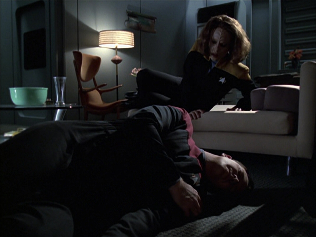 extant_StarTrek_VOY_6x14-Memorial_00623.jpg