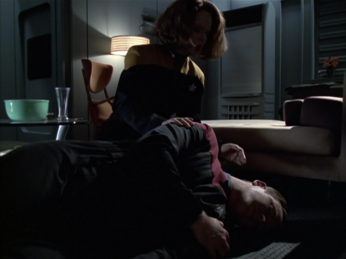 extant_StarTrek_VOY_6x14-Memorial_00629.jpg