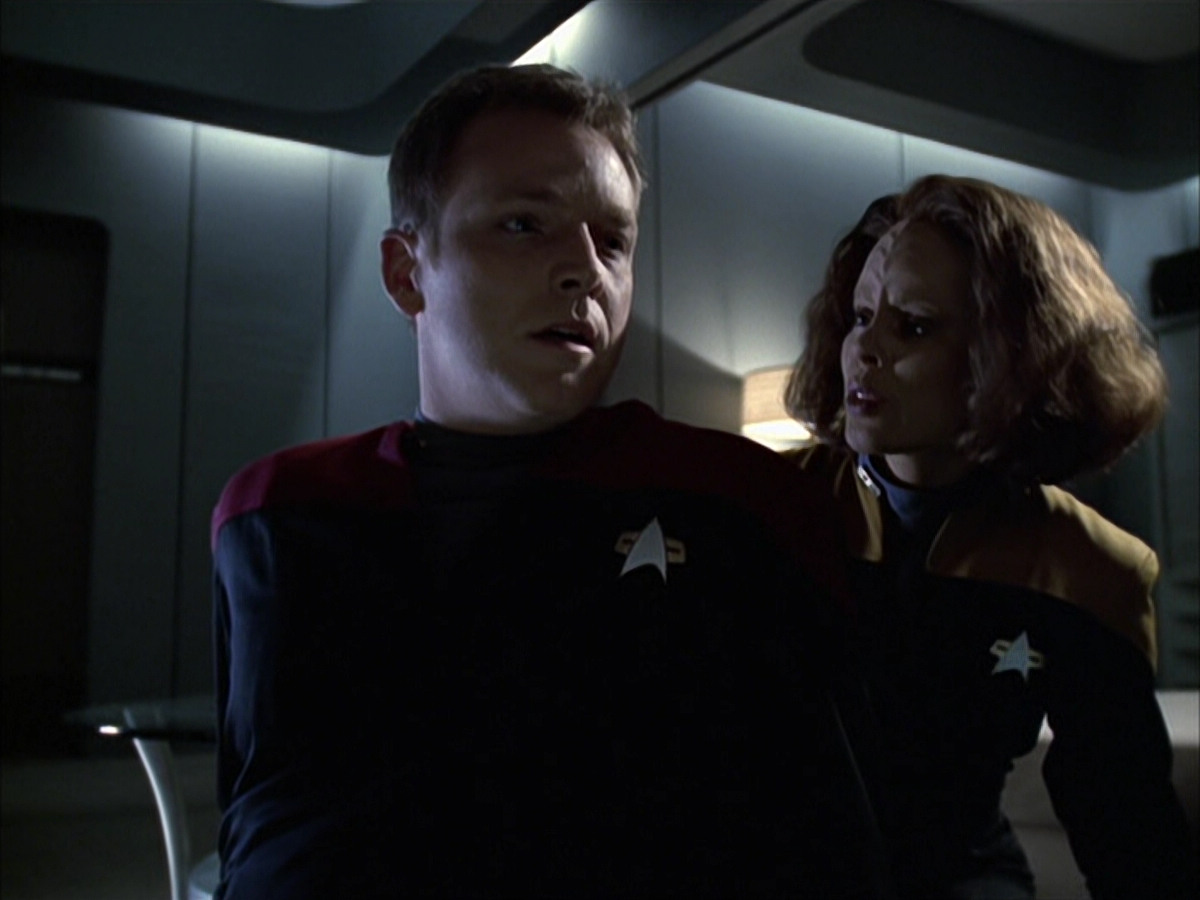 extant_StarTrek_VOY_6x14-Memorial_00635.jpg
