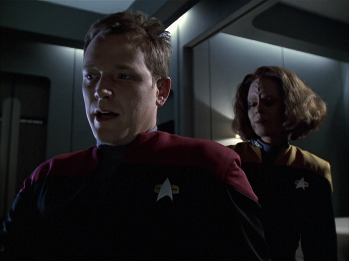 extant_StarTrek_VOY_6x14-Memorial_00656.jpg