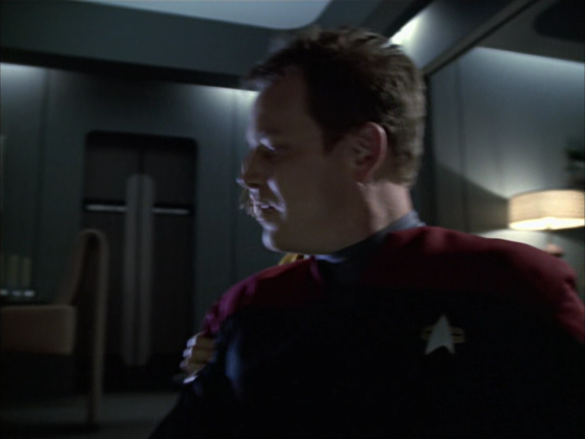 extant_StarTrek_VOY_6x14-Memorial_00662.jpg
