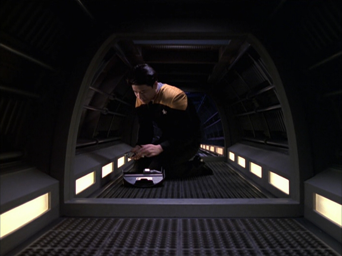 extant_StarTrek_VOY_6x14-Memorial_00682.jpg