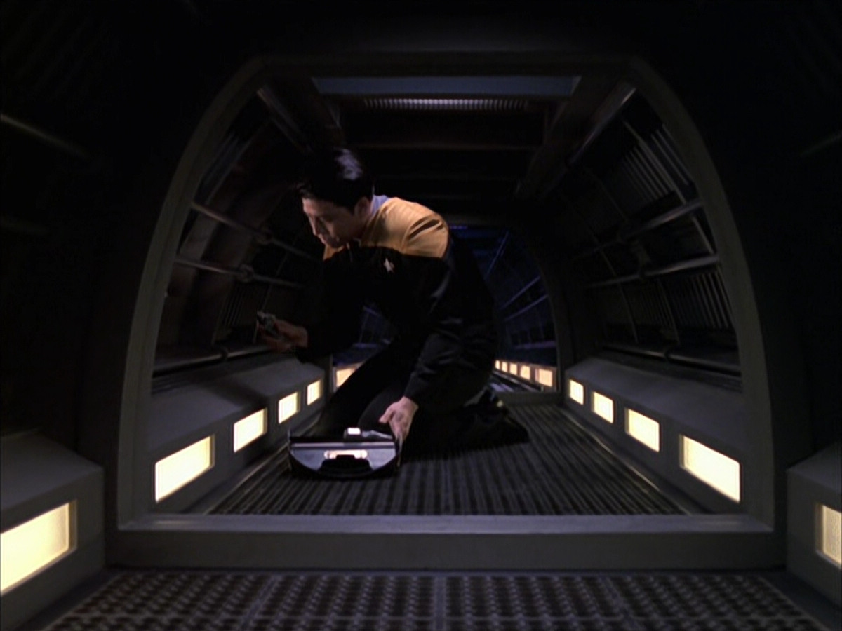 extant_StarTrek_VOY_6x14-Memorial_00683.jpg