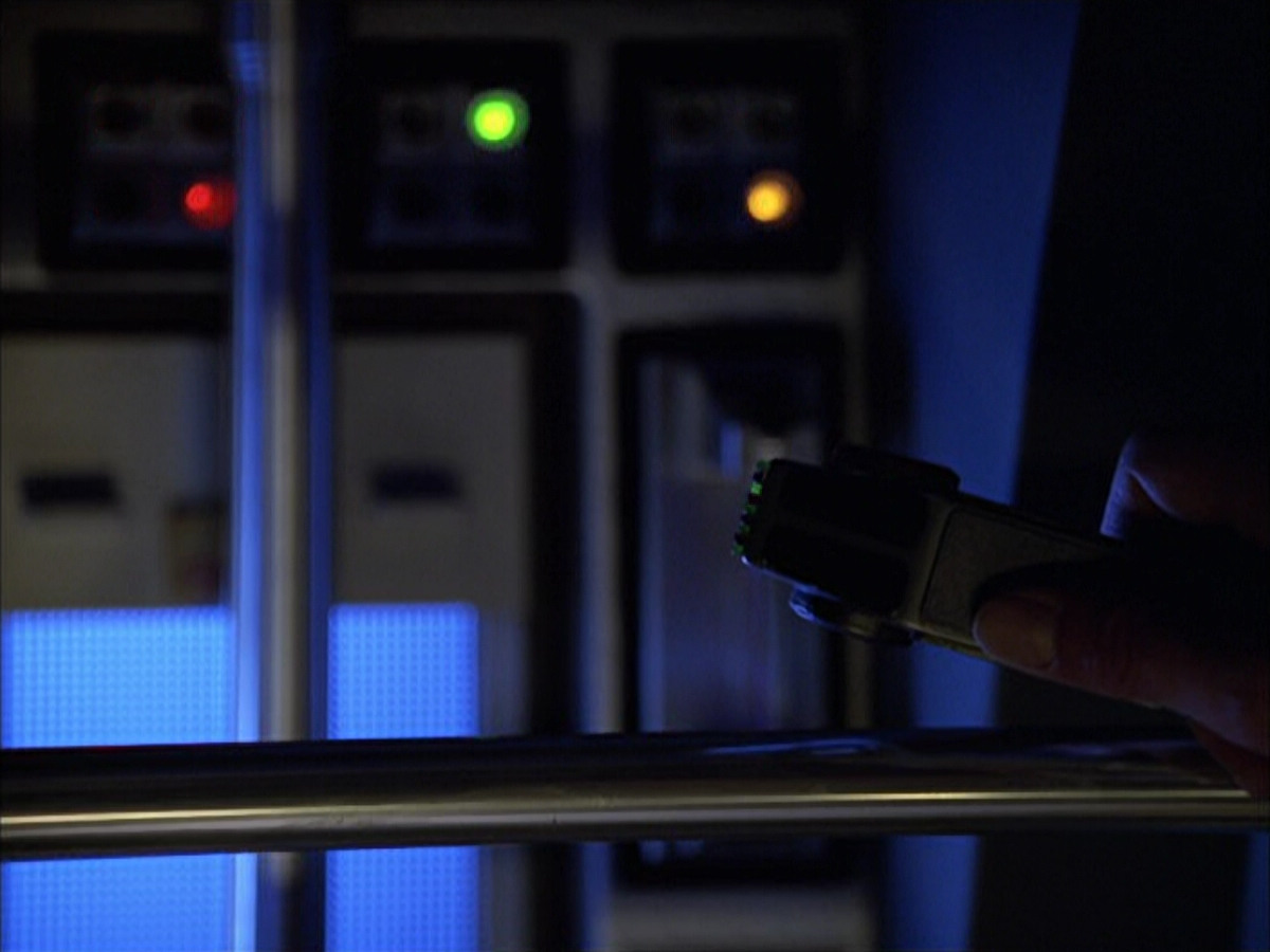 extant_StarTrek_VOY_6x14-Memorial_00693.jpg