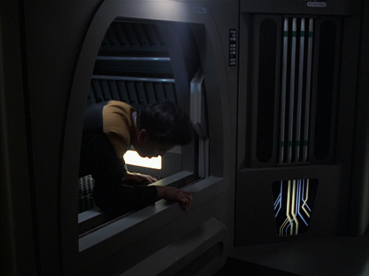 extant_StarTrek_VOY_6x14-Memorial_00751.jpg