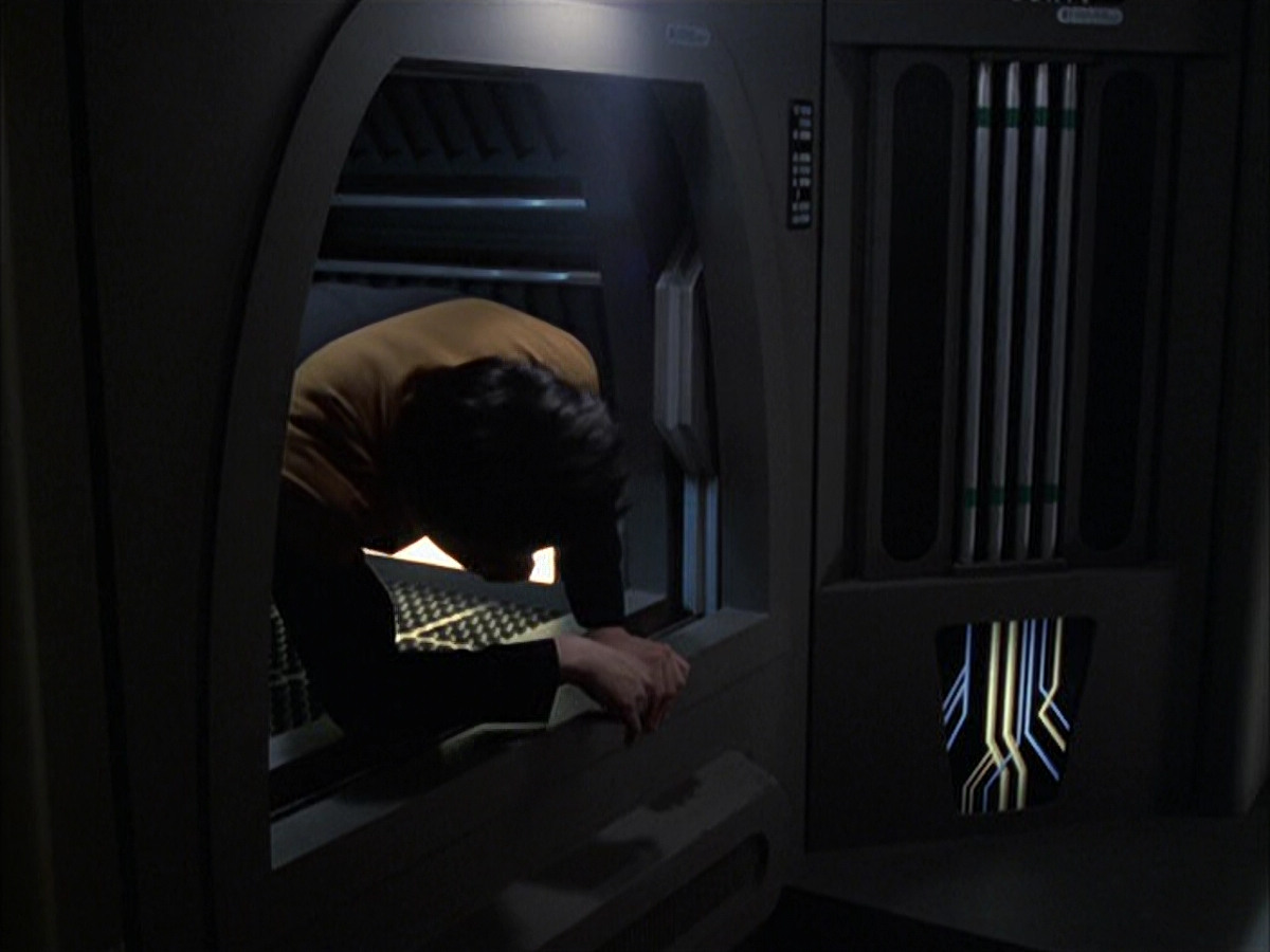 extant_StarTrek_VOY_6x14-Memorial_00752.jpg