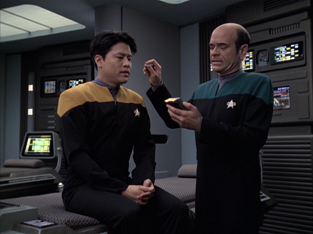 extant_StarTrek_VOY_6x14-Memorial_00769.jpg