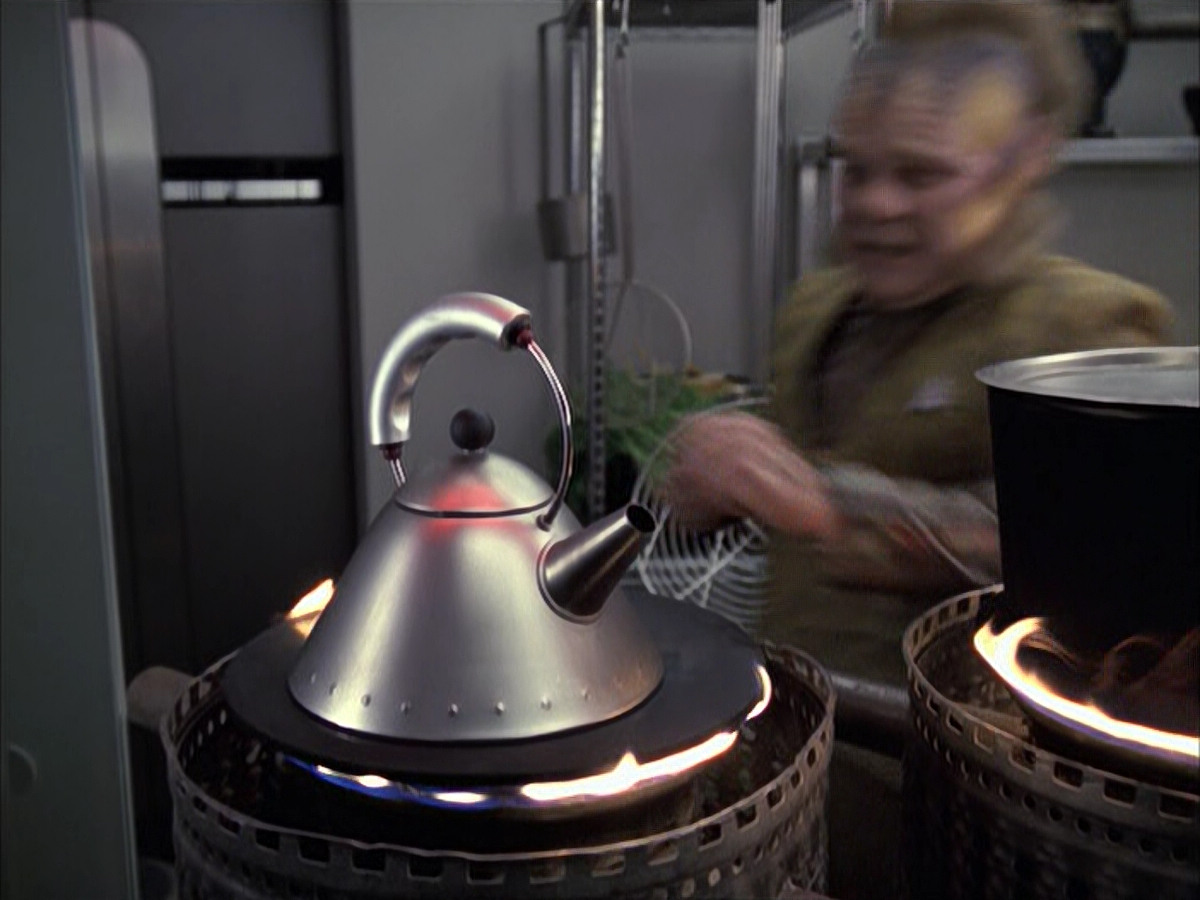 extant_StarTrek_VOY_6x14-Memorial_00832.jpg