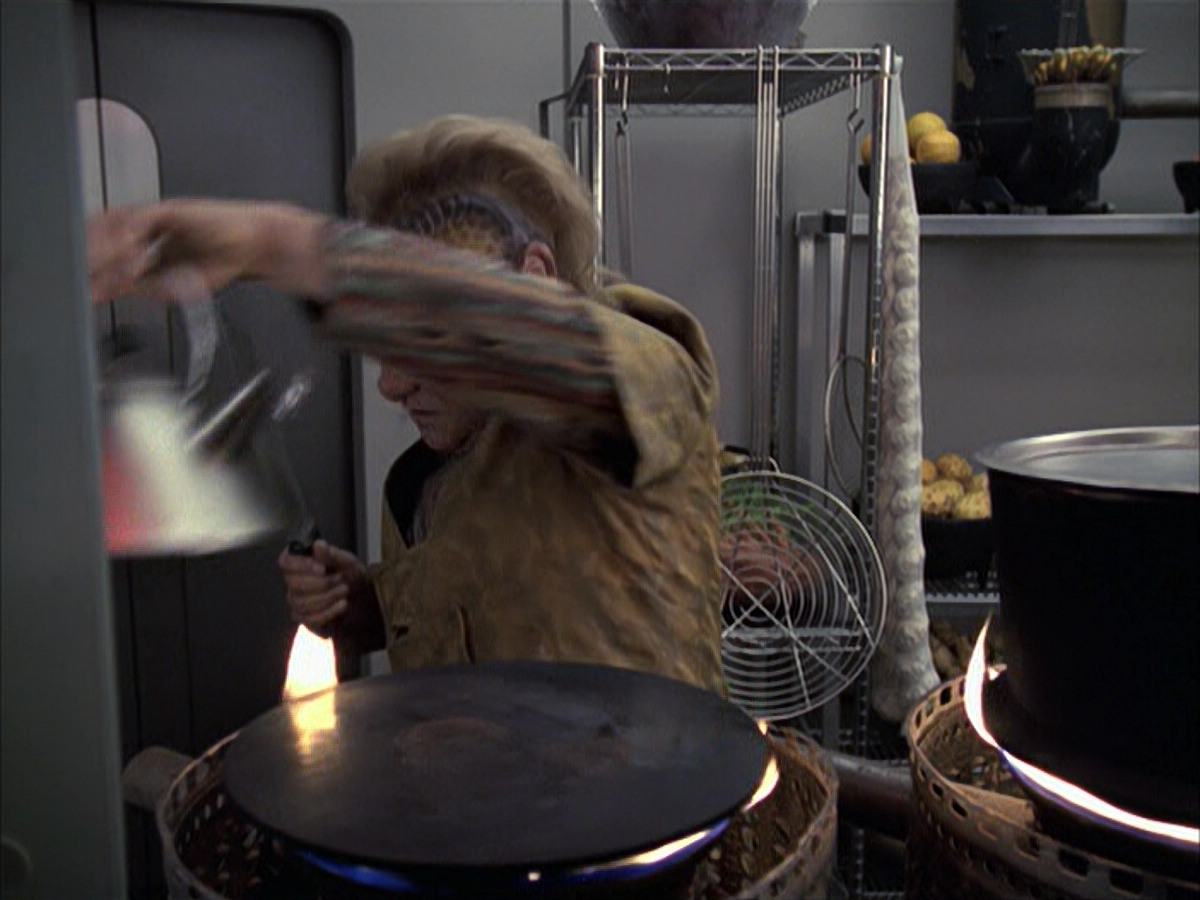 extant_StarTrek_VOY_6x14-Memorial_00834.jpg