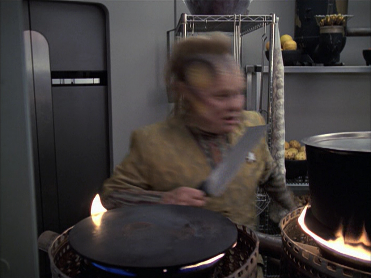 extant_StarTrek_VOY_6x14-Memorial_00836.jpg