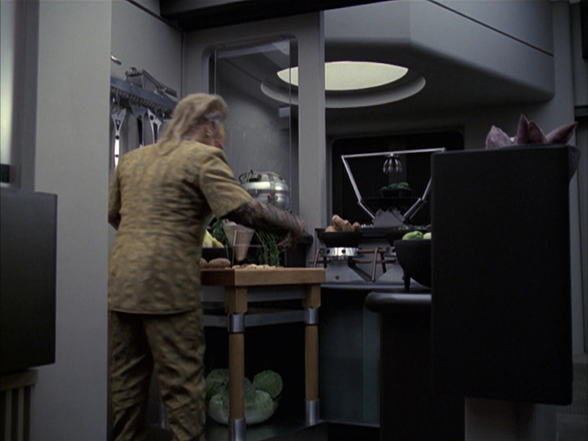 extant_StarTrek_VOY_6x14-Memorial_00838.jpg
