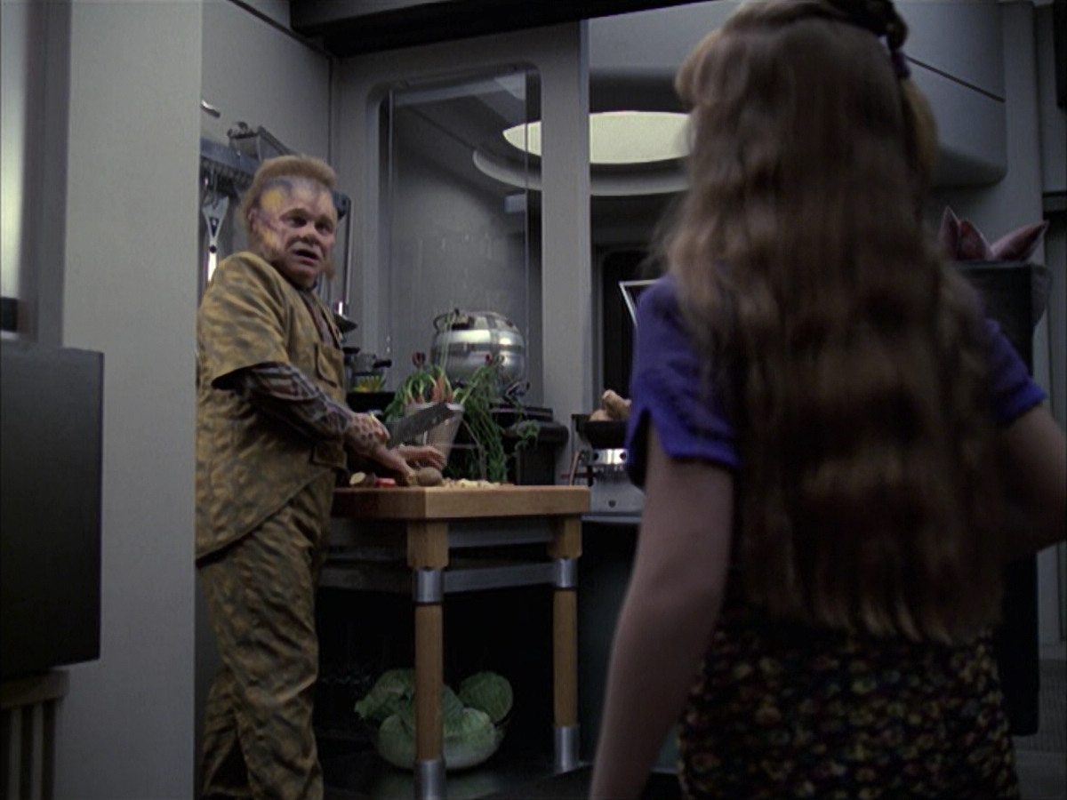 extant_StarTrek_VOY_6x14-Memorial_00843.jpg